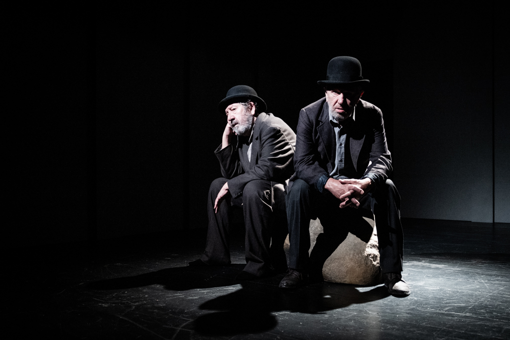 Mariusz Benoit (Estragon), Jerzy Radziwiłowicz (Vladimir). Fot. Marta Ankiersztejn 